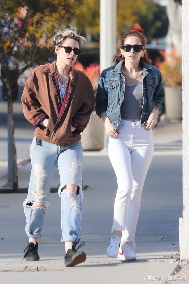 克里斯汀·斯图尔特(kristen stewart),下装:牛仔裤,破洞.
